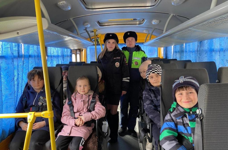 Сотрудники Госавтоинспекции и юные инспекторы движения провели уроки дорожной безопасности в школьных автобусах.